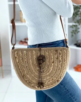 Sac besace en paille tressé à détail en bois